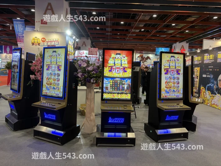 整個展區超多實體機台，小編目測下來應該有20多台